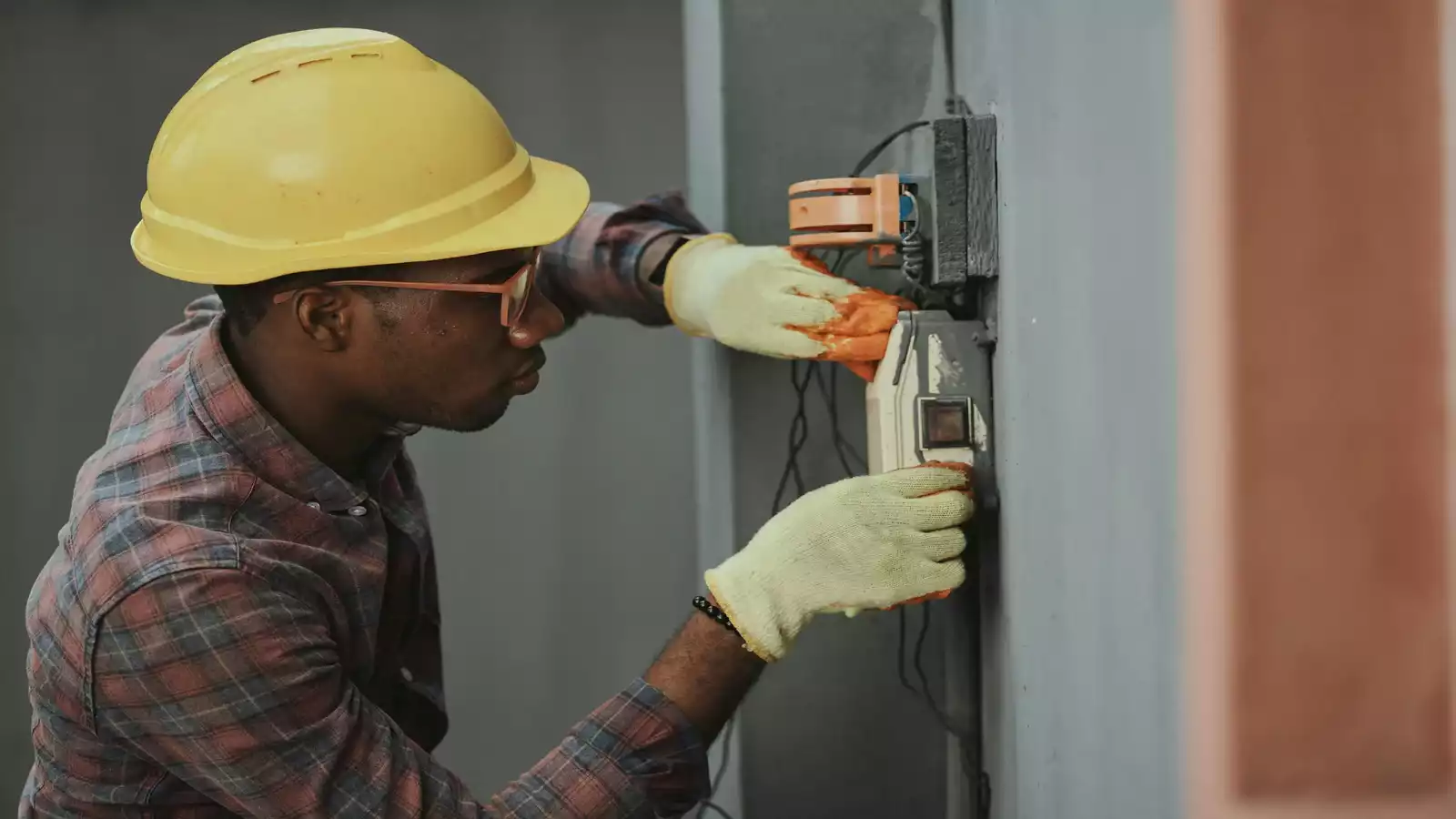 Eletricista em Campo Grande MS realizando serviços elétricos profissionais